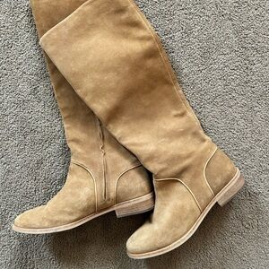 Elegant UGG boots in soft tan suede. Perfect for any occasion. Like new!
